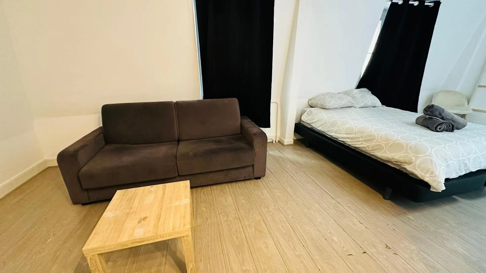 Apartament Spacieuses Flats Montaigne Champs Elysee